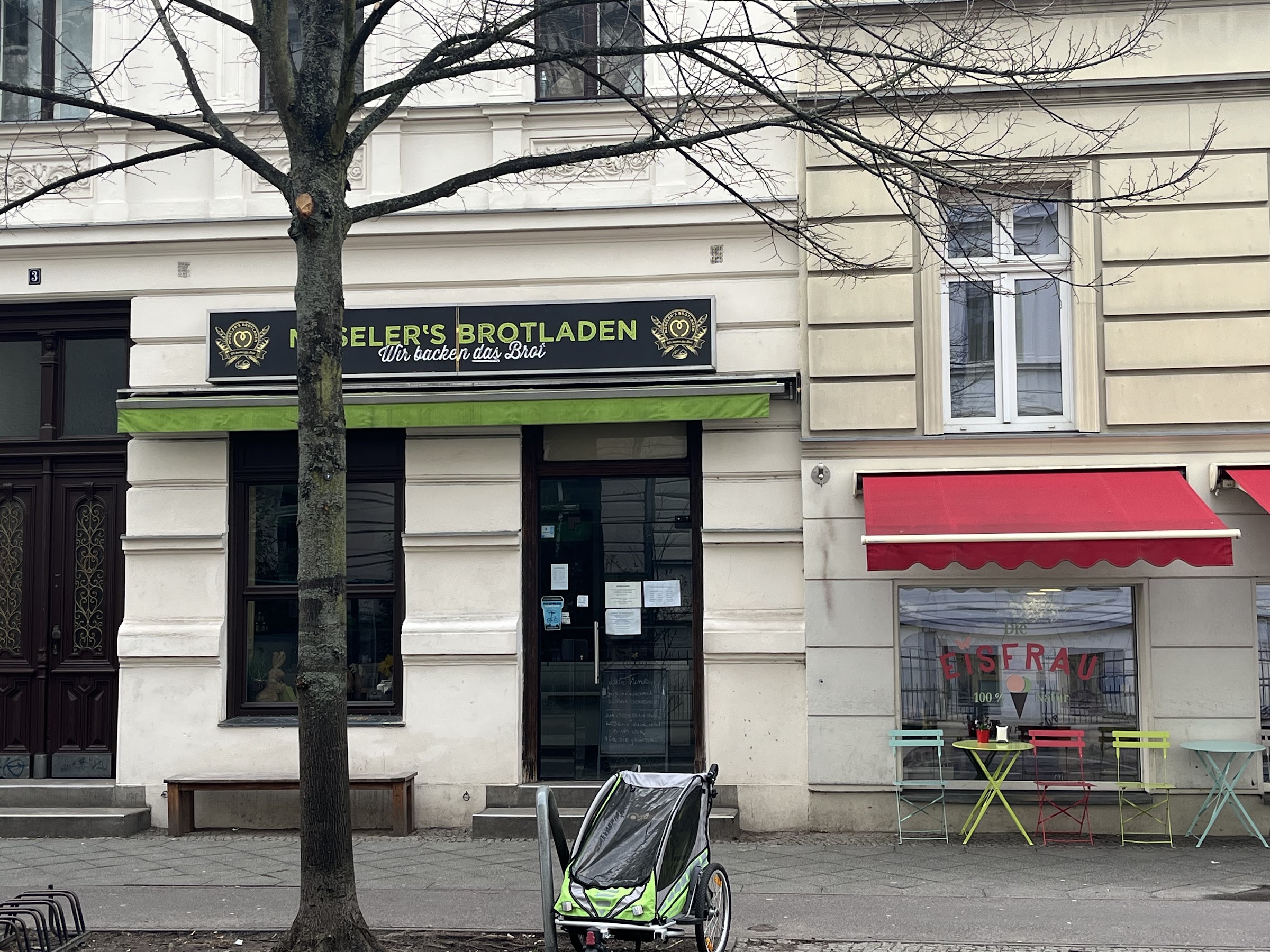 Ladeninneres Müseler's Brotladen – Theke mit frisch belegten Brötchen und Brotlaiben