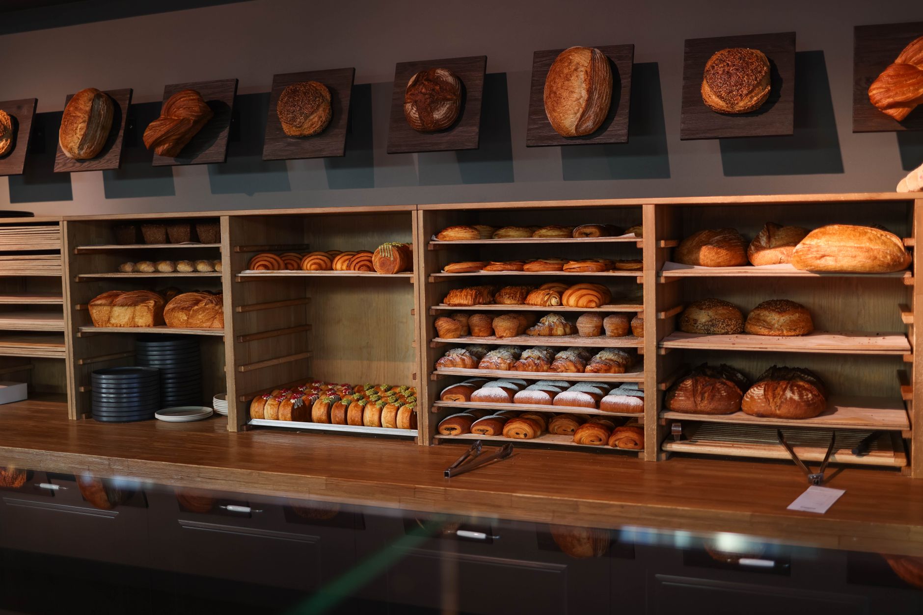 Theke mit Person – Müseler's Brotladen